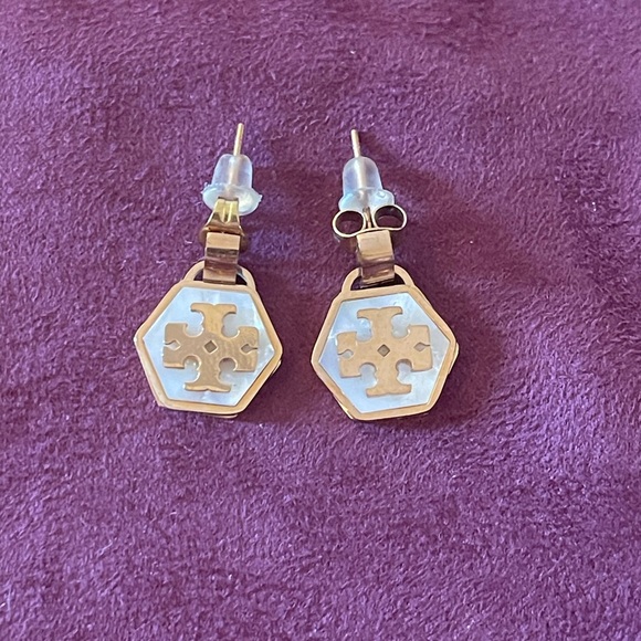 TORY BURCH Mother of pearl Geo drop earrings in Brass Ivory - Picture 3 of 4